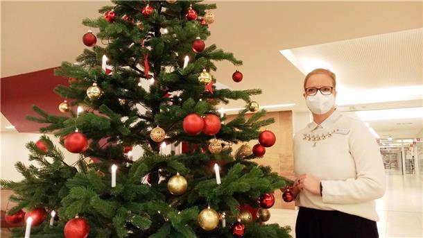 Sprecherin Kirsten Semmler zeigt den Tannenbaum im Eingangsbereich des Klinikums Reinkenheide. Er ist Teil des Ansinnens, so viel weihnachtliche Atmosphäre ins KBR zu bringen wie möglich.