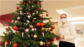 Sprecherin Kirsten Semmler zeigt den Tannenbaum im Eingangsbereich des Klinikums Reinkenheide. Er ist Teil des Ansinnens, so viel weihnachtliche Atmosphäre ins KBR zu bringen wie möglich.