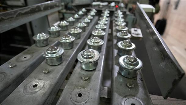 USA vernichten letzte Chemiewaffen-Bestände Sprengkapseln liegen in Reihen zum Recycling bereit, während Arbeiter die Chemiewaffenbestände der Vereinigten Staaten im U.S. Army Pueblo Chemical Depot zerstören.