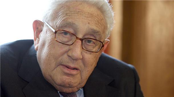 Kissinger: Schuld an Ukraine-Krieg nicht bei Russland allein Spricht sich dafür aus, dass die Ukraine nach Kriegsende ins westliche Militärbündnis aufgenommen wird: Henry Kissinger (Archivbild).