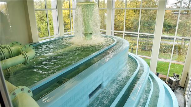 Sprudelndes Trinkwasser in der Kaskade in Diekmannshausen. Die Einrichtung ist auch Museum und Veranstaltungsort - und ein beliebtes Ausflugsziel.