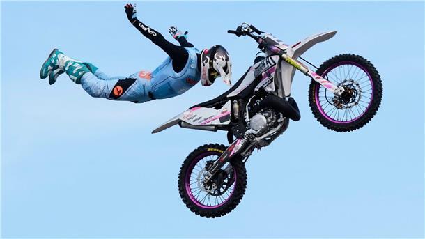 Sprünge und Action: Motocross-Show begeistert Besucher der EICMA in Rho bei Mailand