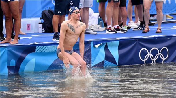 Sprung in den Fluss: Florian Wellbrock trainiert in der Seine.