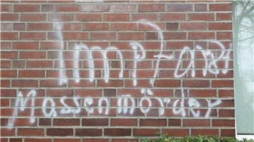 Eine Wand wurde mit Parolen besprüht.
