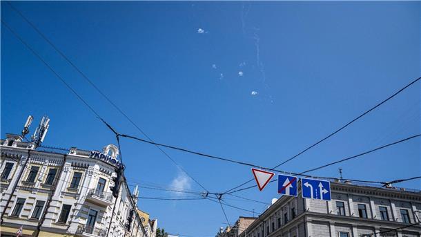 Spuren und weißer Rauch sind während eines russischen Luftangriffs am Himmel zu sehen.