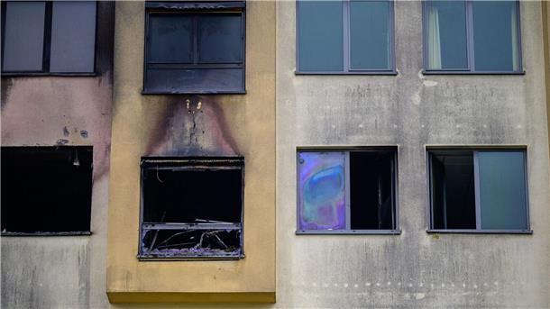 Feuer in Krankenhaus: Fünf Menschen sterben Spuren vom Feuer, das am späten Donnerstagabend ausgebrochen war, sind am Krankenhaus zu sehen.