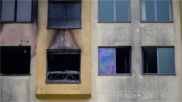 Brandermittlungen im Klinikum Uelzen Spuren vom Feuer, das am späten Donnerstagabend ausgebrochen war, sind am Krankenhaus in Uelzen zu sehen.