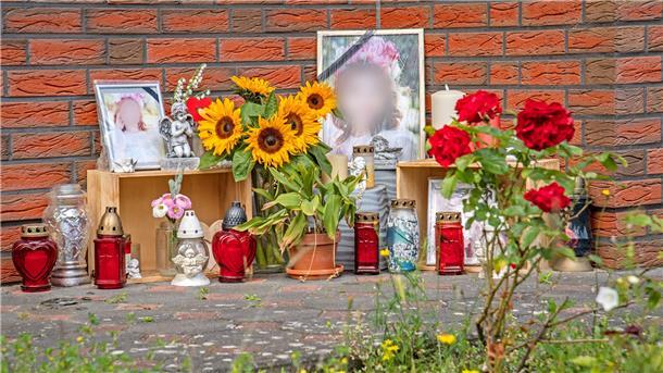 Spuren von Trauer am Haus von Ekaterina in Wulsdorf. Was genau hinter diesen Mauern passiert ist, muss jetzt vor Gericht geklärt werden.