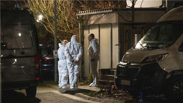 Sohn soll Mutter und sich selbst getötet haben Spurensicherer der Polizei an einem Fundort von zwei Leichen in Bietigheim-Bissingen.