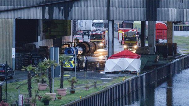 13-Jähriger soll Obdachlosen getötet haben Spurensicherung im Dortmunder Hafen am 4. April nach dem Tod eines Obdachlosen.