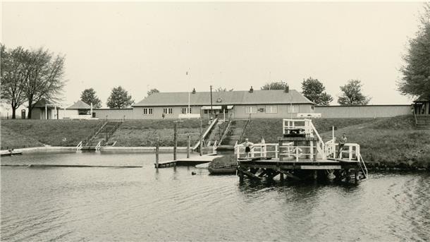 Spurensuche am alten Lunebad: Eine der beiden Treppen von der Liegewiese hinunter zum Nichtschwimmerbecken. Die Natur hat sich das Gelände zurückerobert.