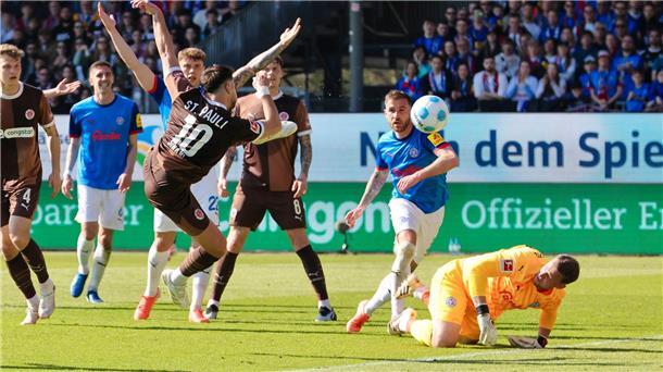 Spätes Eigentor: St. Pauli vergrößert Kieler Abstiegsängste St. Paulis Danel Sinani (3. v.l) trifft zum 1:1.