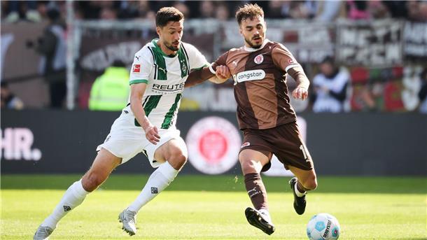 St. Paulis Danel Sinani (r) und Mönchengladbachs Tim Kleindienst im Kampf um den Ball.