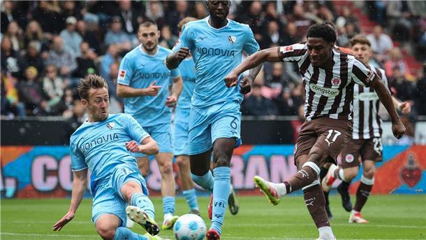 St. Paulis Oladapo Afolayan (r) und Bochums Felix Passlack (l) kämpfen um den Ball.