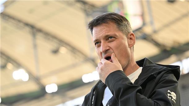 St. Paulis Trainer Alexander Blessin ärgerte sich über den Schiedsrichter.