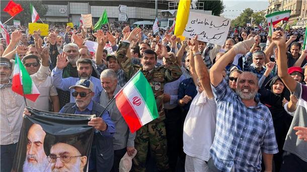 Staatlich organisiert protestieren Menschen in Teheran gegen die US-Angriffe.