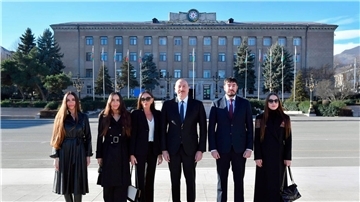 Staatschef Ilham Aliyev (M) mit seiner Familie.