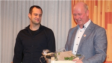 Stabwechsel: Der neue 1. Vorsitzende Lukas Düwel (links) bedankt sich beim scheidenden 1. Vorsitzenden Thorsten Poppe.