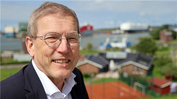 Stades scheidender Regionalbischof Hans Christian Brandy auf dem Aussichtsturm im Hafen von Bremerhaven, im Hintergrund das Autoterminal der Seestadt und der Seemannsclub "Welcome". Seit 2010 ist er der leitende Theologe im hannoverschen Kirchenbezirk zwischen Elbe und Weser, die Seemannsmission war ihm in dieser Zeit immer besonders wichtig.