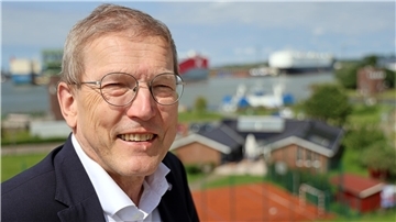 Stades scheidender Regionalbischof Hans Christian Brandy auf dem Aussichtsturm im Hafen von Bremerhaven, im Hintergrund das Autoterminal der Seestadt und der Seemannsclub "Welcome". Seit 2010 ist er der leitende Theologe im hannoverschen Kirchenbezirk zwischen Elbe und Weser, die Seemannsmission war ihm in dieser Zeit immer besonders wichtig.