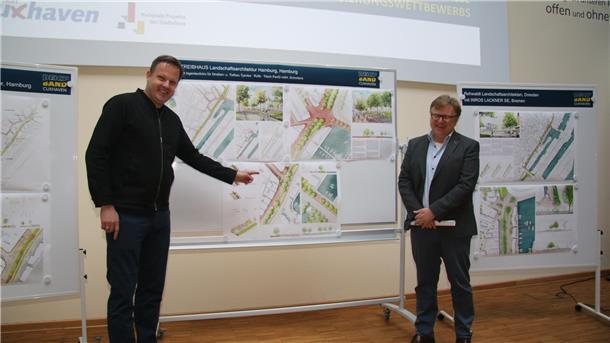 Deichband-Projekt: Cuxhavens Hafen live erleben Stadtbaurat Andreas Eickmann (rechts) und Landschaftsarchitekt Gerko Schröder (Büro „Treibhaus“) präsentierten in der Bürgerhalle den Siegerentwurf für das Deichband-Projekt Cuxhaven
