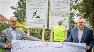 Stadtbaurat Bernd Schomaker (links) und Bürgermeister Torsten Neuhoff weihen einen Bauabschnitt für die „Fahr(G)Rad8 - Radwegachse Wulsdorf“ ein.