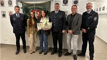 Stadtbrandmeister Nils Schwarz (links), Kreisbrandmeister Peter Dettmer (von rechts), Stadtrat Thorsten Küver, der stellvertretende Stadtbrandmeister Holger Burfeindt verabschiedeten Yvonne Krahl und begrüßten ihre Nachfolgerin Antonia Wellbrock. 