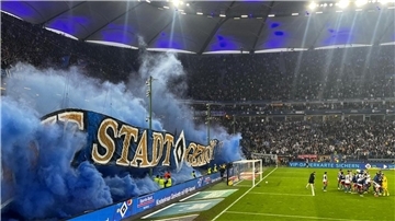 Stadtderby statt Stadtmeister: Der HSV besiegt am 3. Mai den 1. FC St. Pauli 1:0. Dafür steigt der Stadtrivale in die Bundesliga auf.
