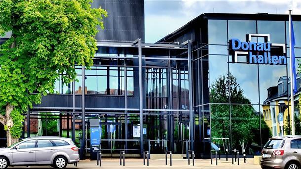 Stadthalle Donaueschingen. Architektur mit Glasfront