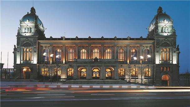 Stadthalle Wuppertal am Abend
