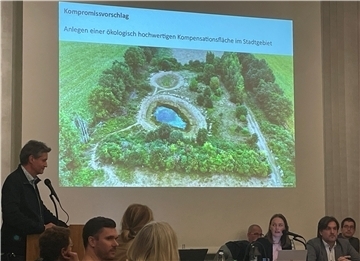 Stadtplaner Tim Lorenz in der Umweltausschusssitzung zum Thema Strandwald in Nordenham.