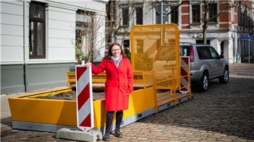 Stadträtin Mandy Kathe-Heppner vom Gartenbauamt klärt über die Parklets auf.