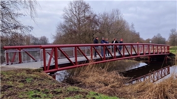 Stadtrat Bernd Schomaker (2. von links) besichtigte mit (von links) Amtsleiter Enno Wagener, den
Stadtverordneten Astrid Milch und Martina Kirschstein-Klingner sowie der Mobilitätsbeauftragen Johanna Lichtenberg die neue Teichbrücke im Reinkenheider Park. 