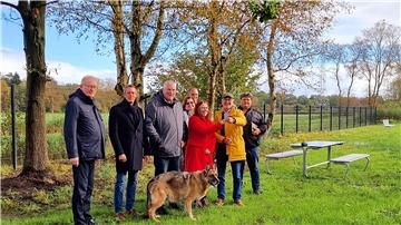 Schlüsselübergabe für neue Auslauffläche an der Lindenallee in Wulsdorf