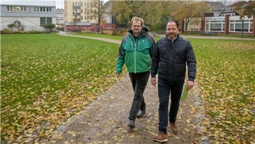 Stadtrat Dr. Ulf Eversberg (links) und Markus Lüsse vom Gartenbauamt sind zufrieden mit dem Ergebnis der Aufwertung des Stadtparks.