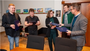 Stadtrat Michael Frost (rechts) bergüßt die Stipendiaten Dustin Ruppert, Phillip Parche, Lena Detje und Pal Onno Broers.  