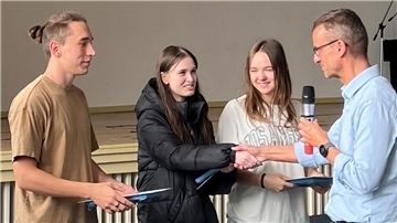 Gratulation und Preisverleihung des Harry-Gabcke-Preises an zwei Schülerinnen und einen Schüler durch den Schuldezernenten Michael Frost