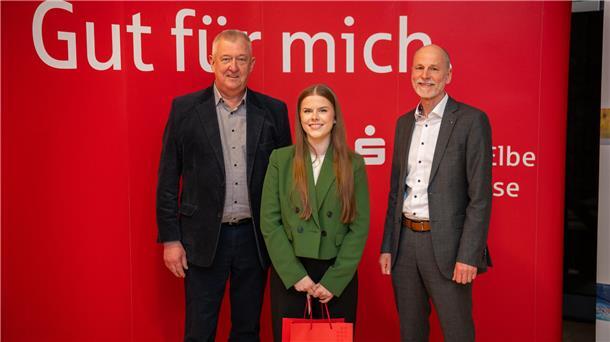 Nachwuchstalente freuen sich über Sport-Patenschaften der Wespa StadtSportBund-Vorsitzender Jörg Frebe (links), und Wespa-Vorstandsvorsitzender Rolf Sünderbruch wünschen Hip-Hopperin Alexia Stielow auch 2025 sportliche Erfolge.