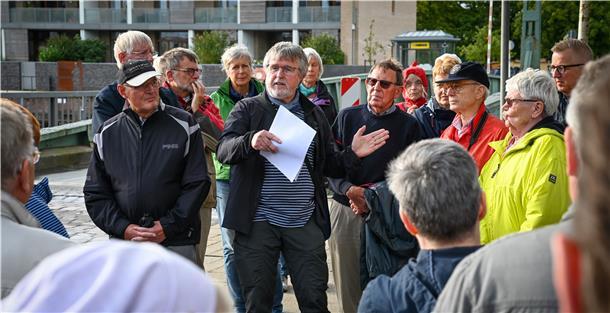 Stadtteilkonferenz an der frischen Luft: Michael Ring warb dafür, dass sich viele Geestemünder an der Debatte um die Kaistraße beteiligen – es geht darum, wie Bremerhaven künftig aussehen soll. 