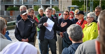 Stadtteilkonferenz an der frischen Luft: Michael Ring warb dafür, dass sich viele Geestemünder an der Debatte um die Kaistraße beteiligen – es geht darum, wie Bremerhaven künftig aussehen soll. 