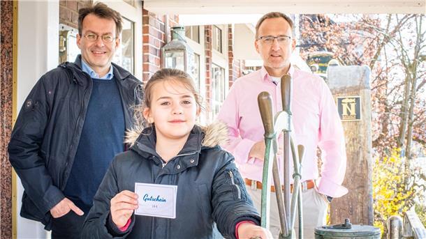 Stadttheater-Generalmusikdirektor Marc Niemann (von links) mit Tochter Noria (9) und Restaurantinhaber Kenneth Natusch-van Kesteren freuen sich über die Gutscheinaktion der Nordsee-Zeitung.