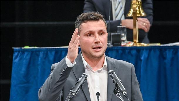 Stadtverordnetenversammlung in der Stadthalle: Selcuk Caloglu und sein erster Redebeitrag als Stadtrat. Foto Scheschonka