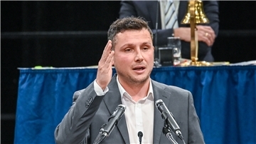 Stadtverordnetenversammlung in der Stadthalle: Selcuk Caloglu und sein erster Redebeitrag als Stadtrat. Foto Scheschonka