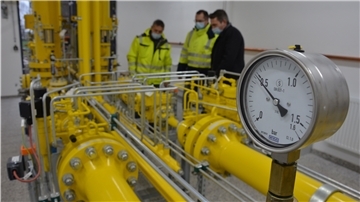 Stadtwerke-Geschäftsführer Marcel Meggeneder lässt sich von seinen Mitarbeitern Michael Müller und Rüdiger Beneke erklären, was genau die Erdgasübernahmestation leistet. Das Gas, das dort unter anderem mit einem Geruchsstoff angereichert wird, stammt übrigens aus Russland.