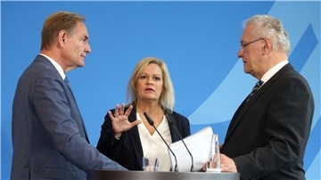 Städtetagspräsident Burkhard Jung (SPD, l-r), Bundesinnenministerin Nancy Faeser (SPD) und der bayrische Innenminister Joachim Herrmann (CSU) bei einer Pressekonferenz.