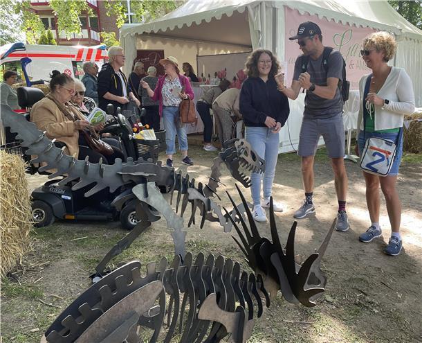 Stählerne Dinosaurier für den Garten ziehen gleich am Eingang zur Landpartie die Blicke auf sich.