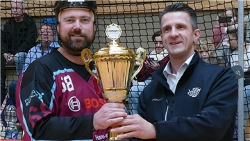 Staffelleiter Carsten Arndt (rechts) übergibt Kapitän Dennis Lütjen von den Bremerhaven Whales den Meisterpokal.
