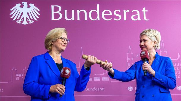 Staffelstabsübergabe: Anke Rehlinger (links) übernimmt von Manuela Schwesig die Bundesratspräsidentschaft. (Archivbild)