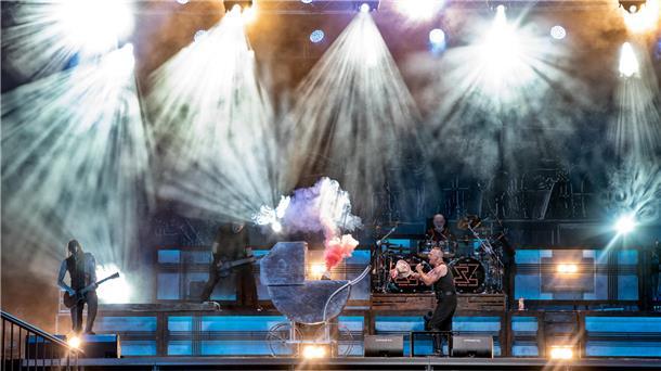 Stahlzeit: Auf der Bühne einiges an Adrenalin im Blut Stahlzeit wollen in Bremerhaven eine tolle Show abliefern.