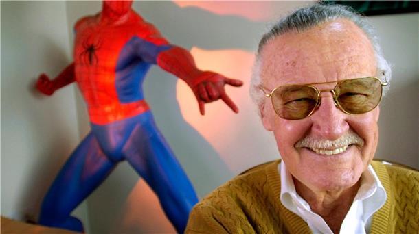 Das Gesicht von Marvel: Stan Lee wäre jetzt 100 Jahre alt Stan Lee, Comic-Autor aus den USA, lächelt in seinem Büro vor einer Spider-Man-Figur (2002).